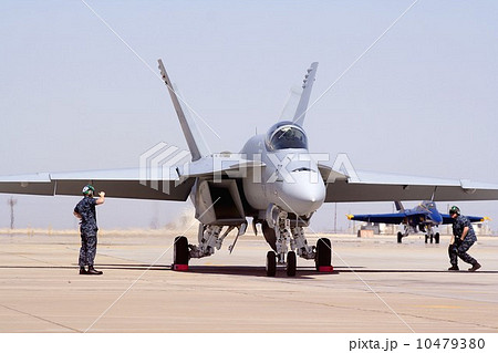 飛行前の点検を受ける米海軍の空母艦載機F/A-18Eスーパーホーネット戦闘攻撃機 10479380