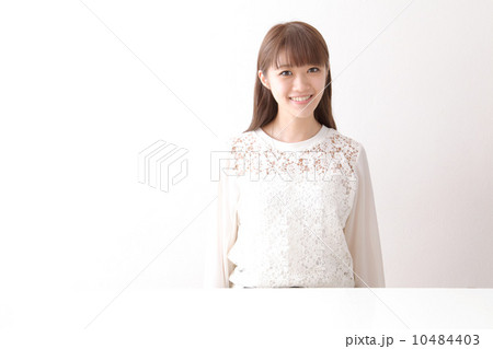 テーブルの女性 10484403