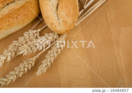 roll on wooden table with ears of wheat grain 10484857