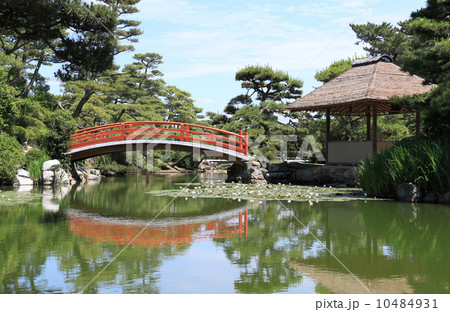 香川県丸亀市「中津万象園（丸亀藩京極家の回遊式大名庭園）」の観月橋と魚楽亭 10484931