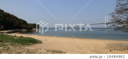 香川県坂出市「沙弥島」のナカンダ浜（製塩土器出土）と瀬戸大橋 10484962