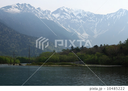 上高地　穂高連峰と大正池 10485222