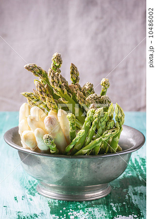 Green and white asparagus 10486002