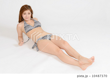 寝そべる水着姿の女性の写真素材