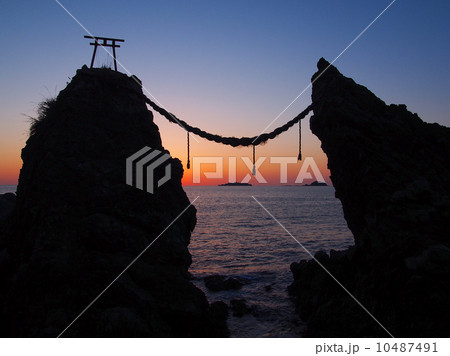軍艦島夕日　野母半島夫婦岩と共に 10487491