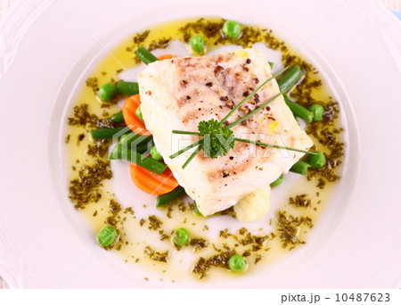 Cod Fillet with green beans, peas, parsley 10487623