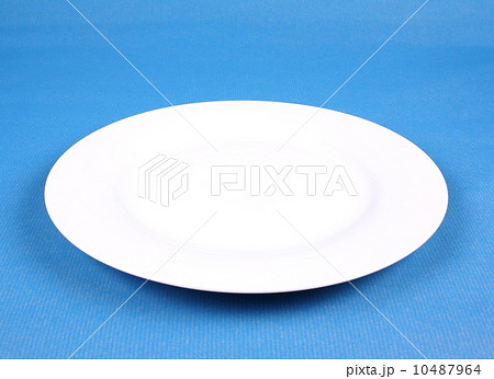 Empty plates 10487964