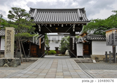 京都聖護院門跡の総門風景 10489076