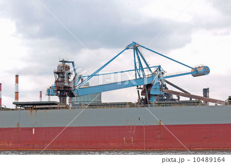 水島工業地帯で荷役をする船の船体の景色 水島工業地帯で荷役をする船の船体の景色 10489164