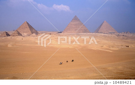 ギザのピラミッド 10489421