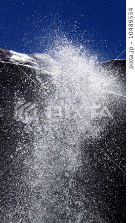 マウントホイットニー 02 滝の水しぶき カリフォルニアの写真素材