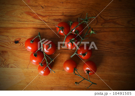 cherry tomatoes 10491505