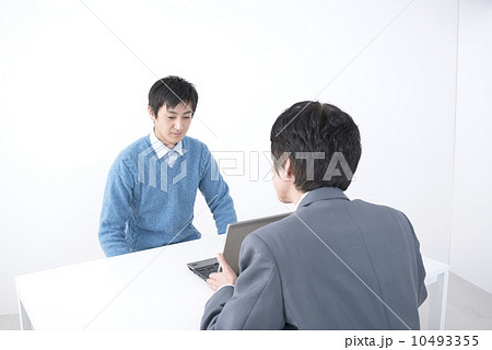 青年実業家とシニアビジネスマン 青年実業家とシニアビジネスマン 10493355