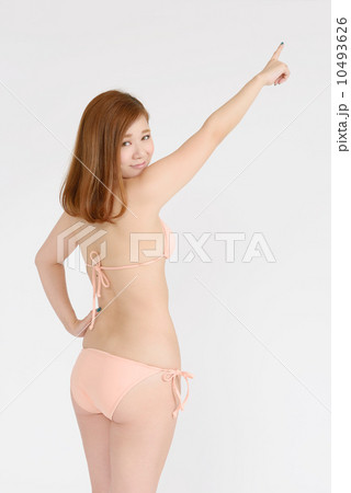 指差す水着姿の若い女性 指差す水着姿の若い女性 10493626