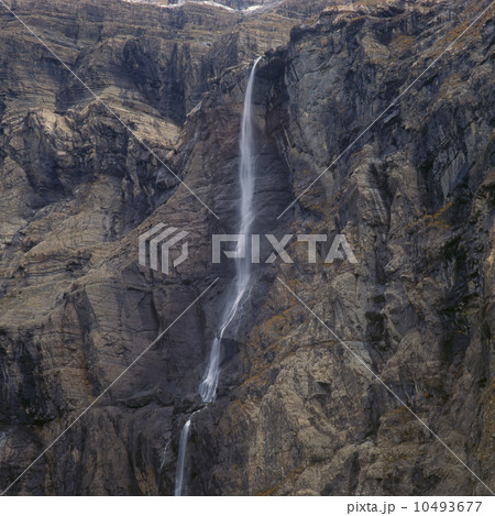 mountain cascade 10493677