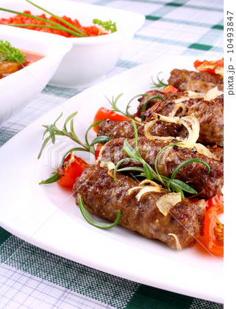 Grilled meat rolls with giant white beans and sauce 10493847