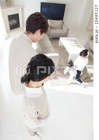 子供を見守る夫婦 10495127