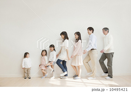 3世代家族の団欒 3世代家族の団欒 10495421