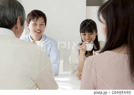 家族の団欒ダイニング 10495440