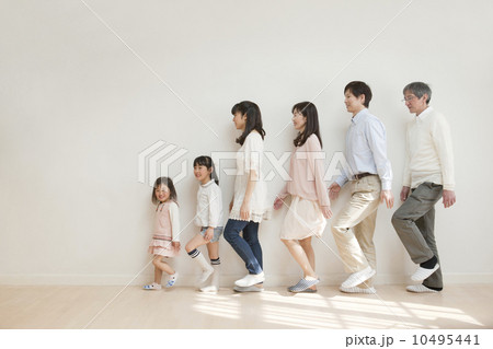 3世代家族の団欒 10495441