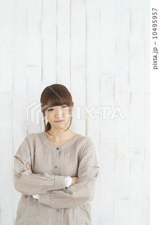 怒る女性 10495957