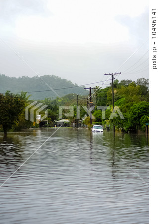 水没する車 10496141