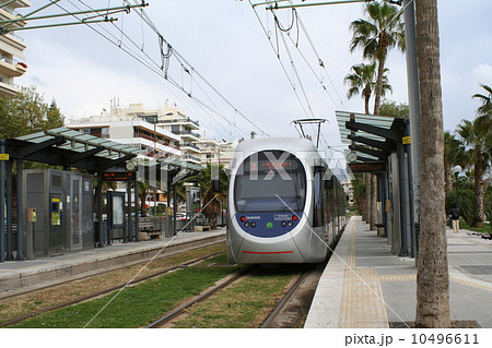 海岸通りを行くアテネのトラム 10496611