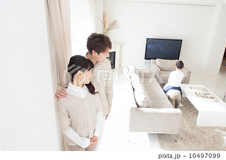 子供を見守る夫婦 子供を見守る夫婦 10497099