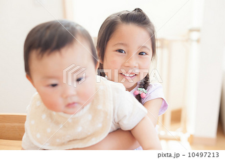 生後８ヶ月の赤ちゃんと５歳のお姉ちゃん 10497213