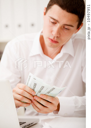 man counting money 10497951