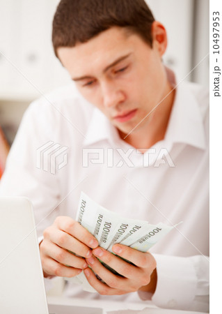 man counting money 10497953