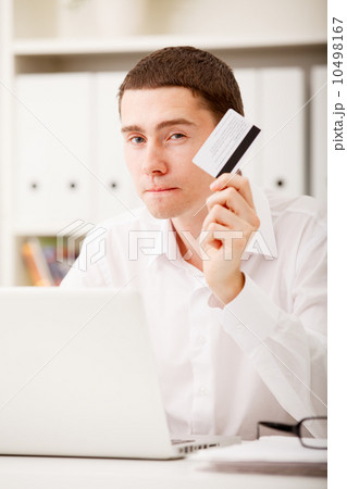 man holding credit card 10498167