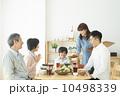 食卓を囲む３世代家族 10498339