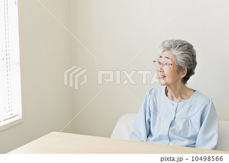 祖母と娘・在宅介護 10498566