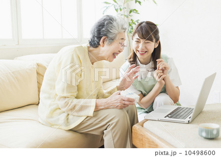 祖母と娘・在宅介護 10498600