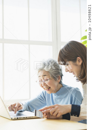 祖母と娘・在宅介護 10498621