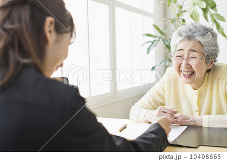 祖母と娘・在宅介護 10498665