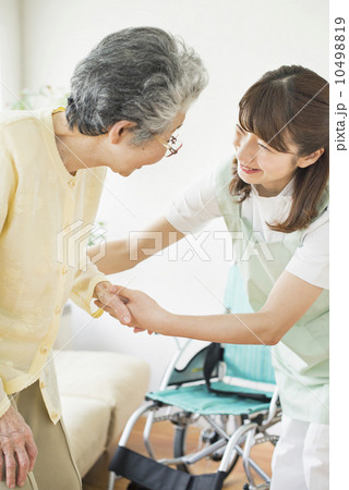 祖母と娘・在宅介護 10498819