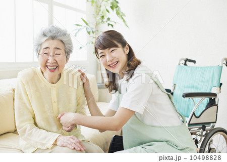 祖母と娘・在宅介護 10498828