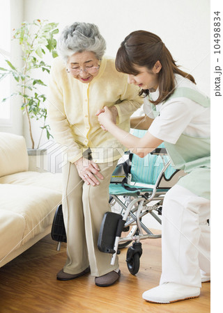祖母と娘・在宅介護 10498834