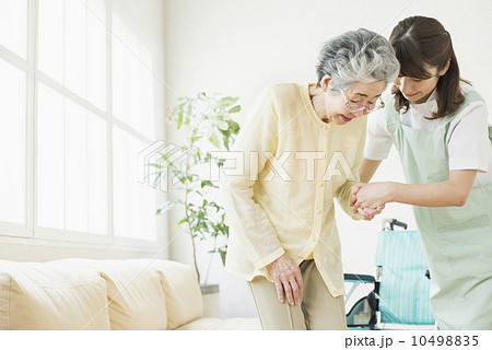 祖母と娘・在宅介護 10498835