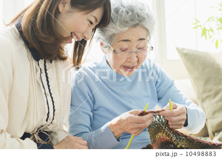 祖母と娘・在宅介護 10498883