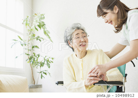 祖母と娘・在宅介護 10498912