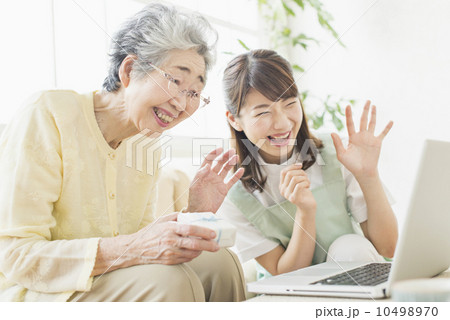 祖母と娘・在宅介護 祖母と娘・在宅介護 10498970