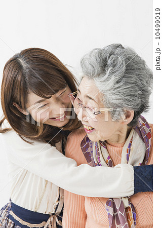 祖母と娘・在宅介護 10499019