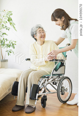 祖母と娘・在宅介護 10499070