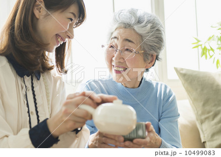 祖母と娘・在宅介護 10499083