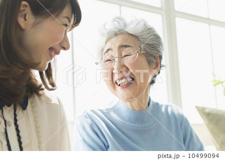 祖母と娘・在宅介護 10499094