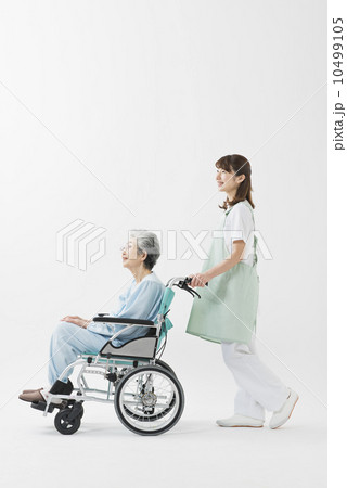 祖母と娘・在宅介護 10499105