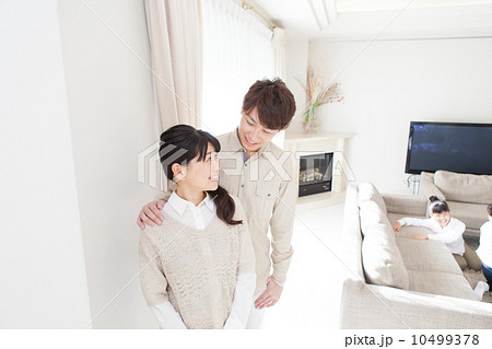 子供を見守る夫婦 子供を見守る夫婦 10499378